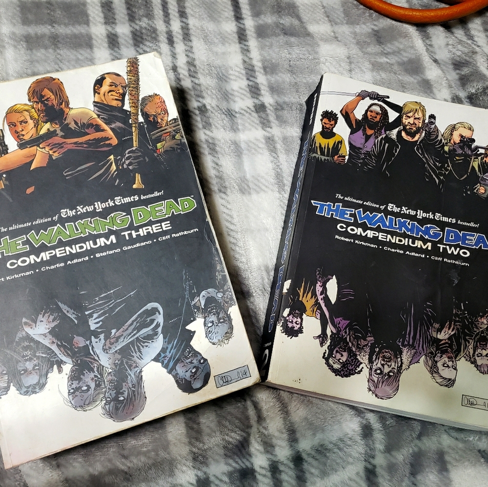 Walking dead books☠📖